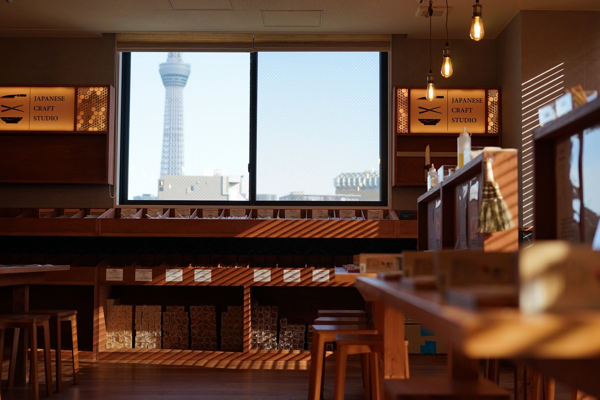 スカイツリーを望む店内風景