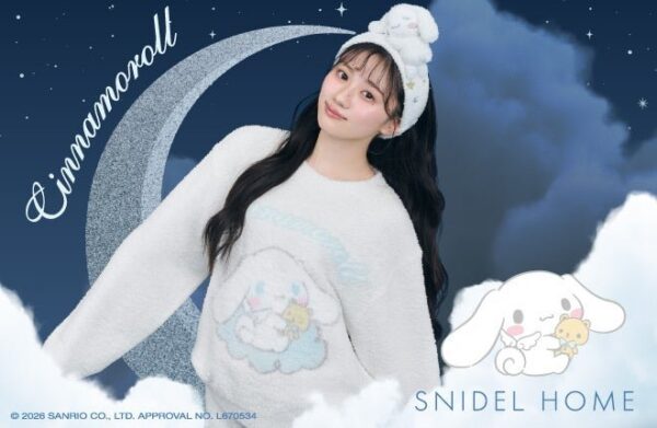夜空を背景にしたシナモロールコラボのニット着用ビジュアル