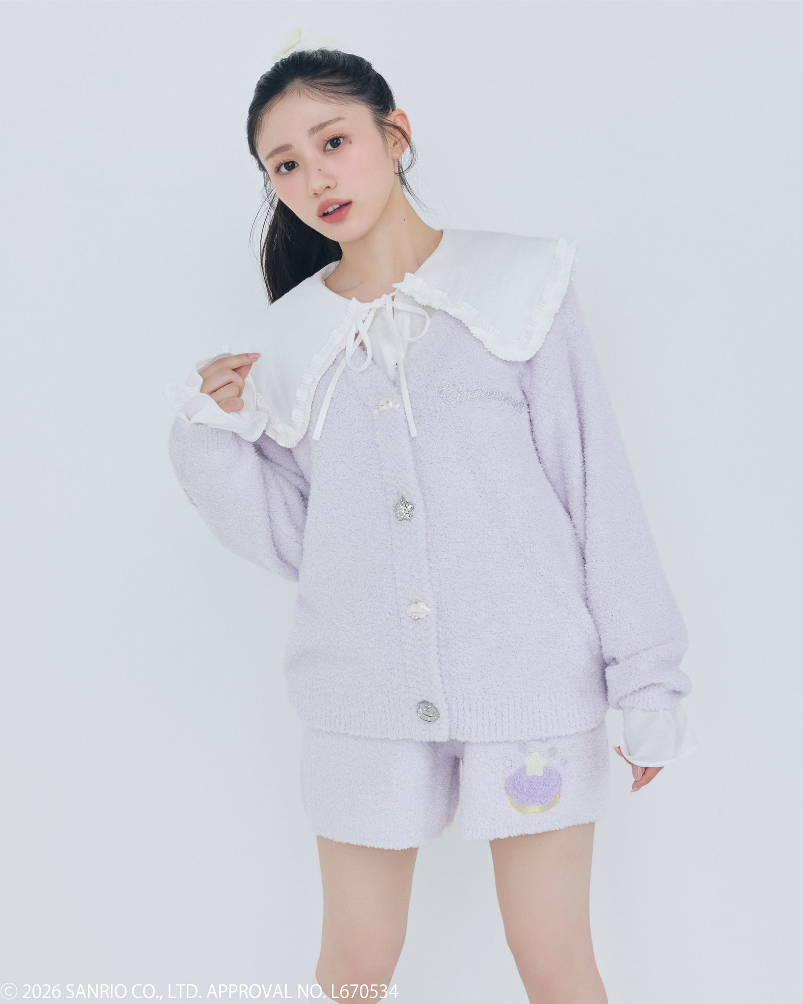 ラベンダーカラーのニットプルオーバーとニットショートパンツ
