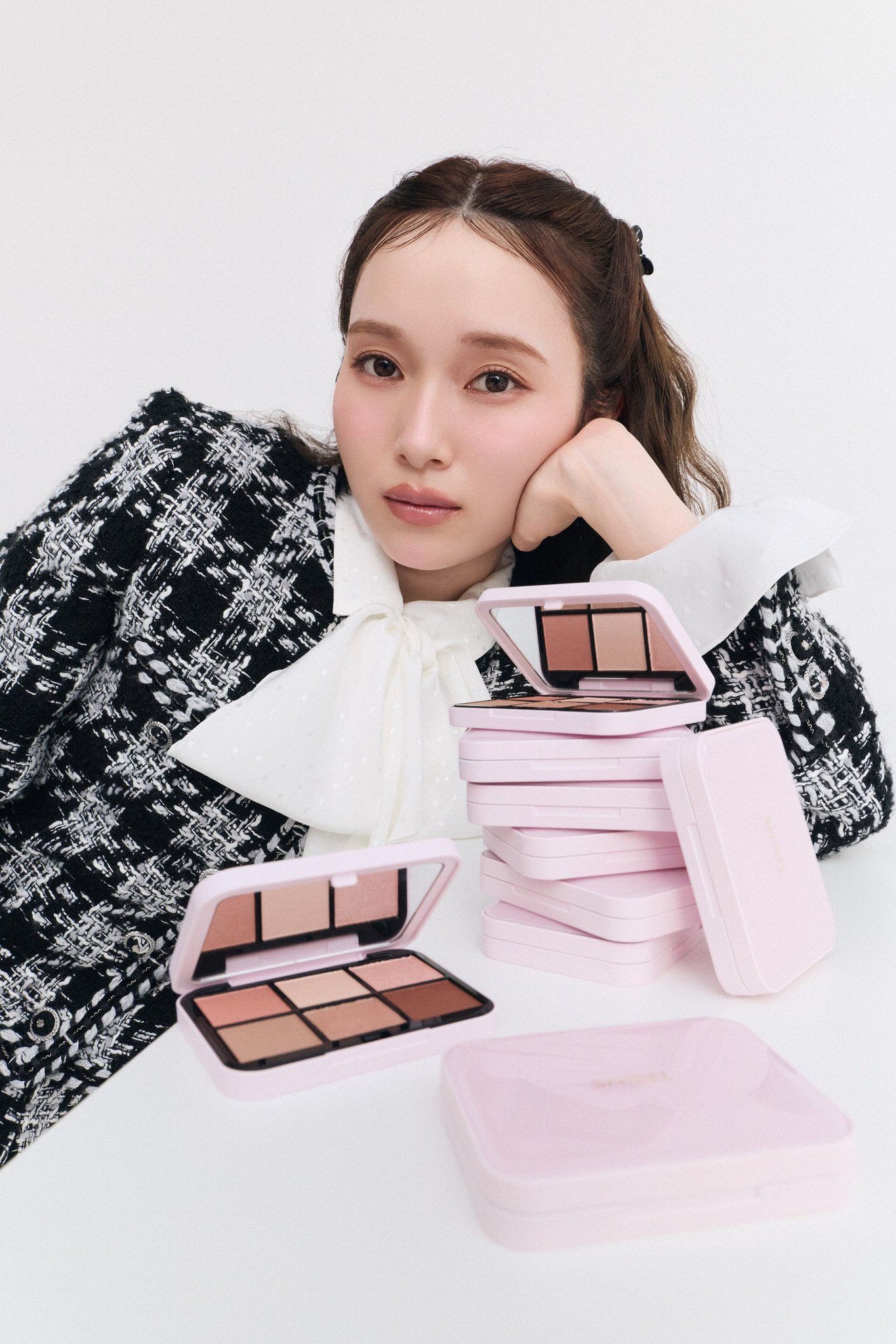 「大人の表情を引き出す」メイクを施した守屋麗奈さんのポートレート