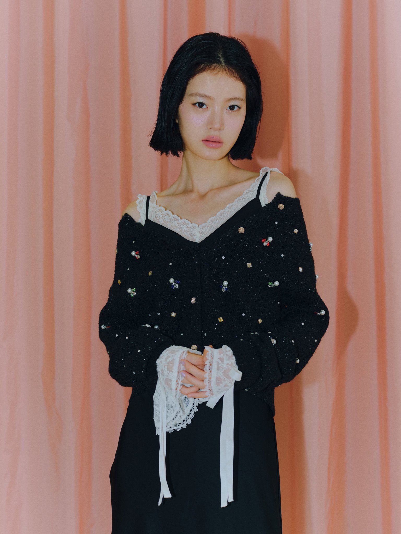 「[L.B CANDY STOCK] ビジューニットカーディガン」着用イメージ（BLK）