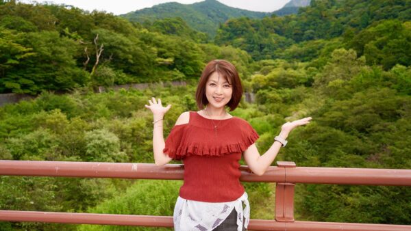 鳥取県米子市の橋の上に立つ飯島直子