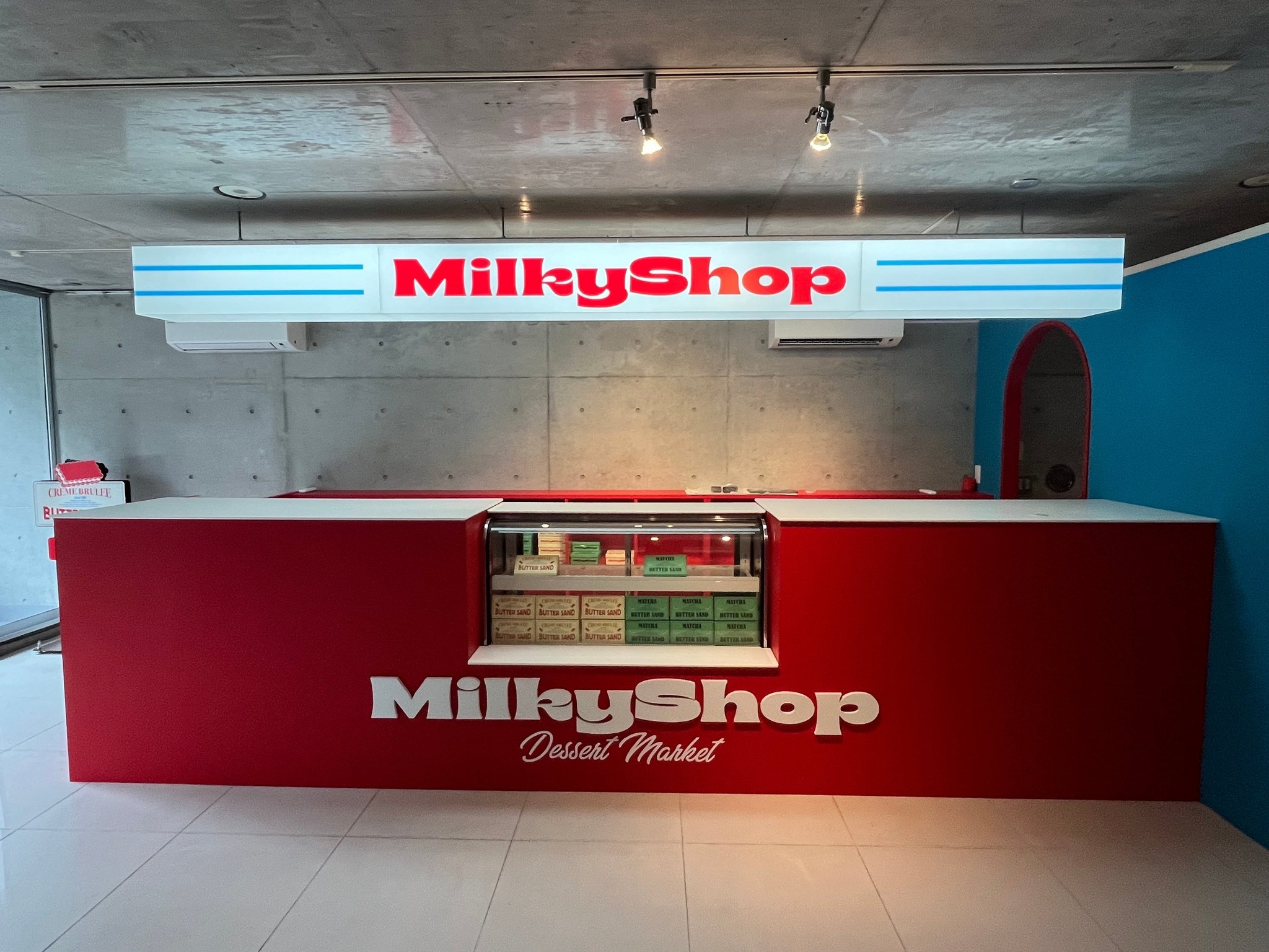 店内の陳列ケースとロゴ看板