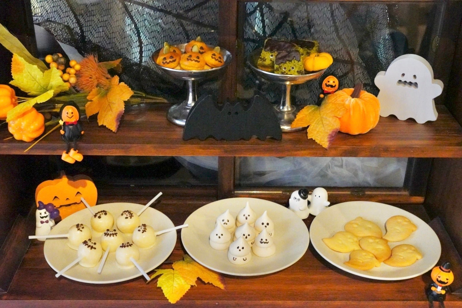 ハロウィンの仲間たちが勢揃い！プレートを彩るオプションパーツ。 / (上段左から)パンプキンシュー／フランケンの抹茶カステラ(下段左から)スケルトンのチョコケーキボール／おばけのメレンゲクッキー／おばけのプレーンクッキー＊写真は一例です。
