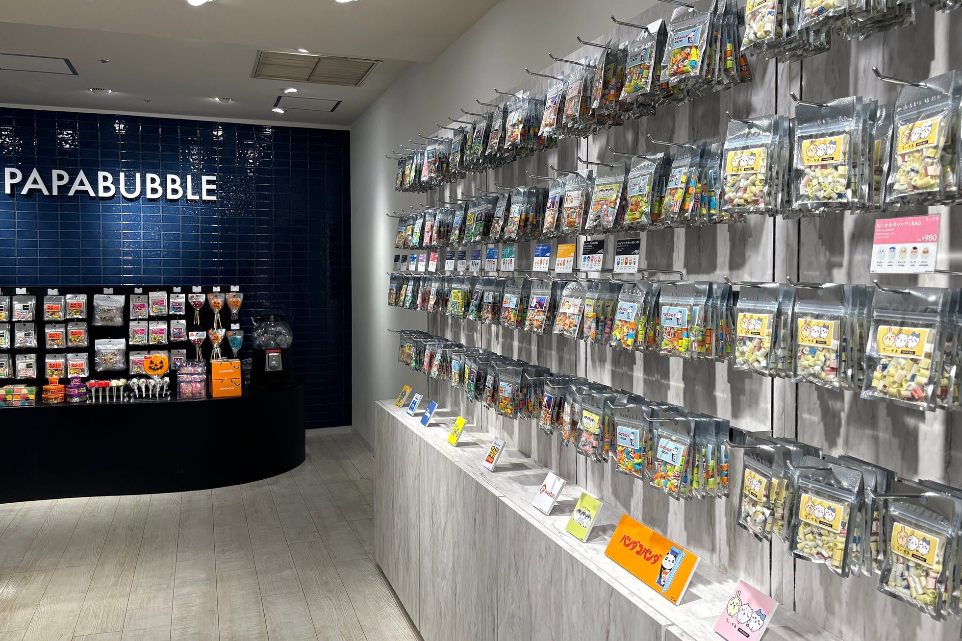 PAPABUBBLEのロゴが掲げられた店内カウンター什器