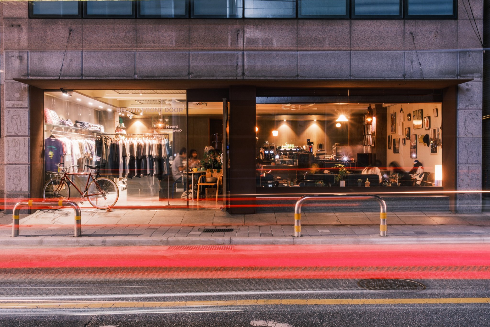 「BROWN FRONT DOOR（ブラウンフロントドア）」