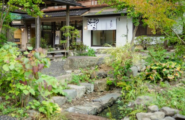 サワガニや蛍が生息する小川。ゆったりとした時間が流れる場所でお楽しみください。