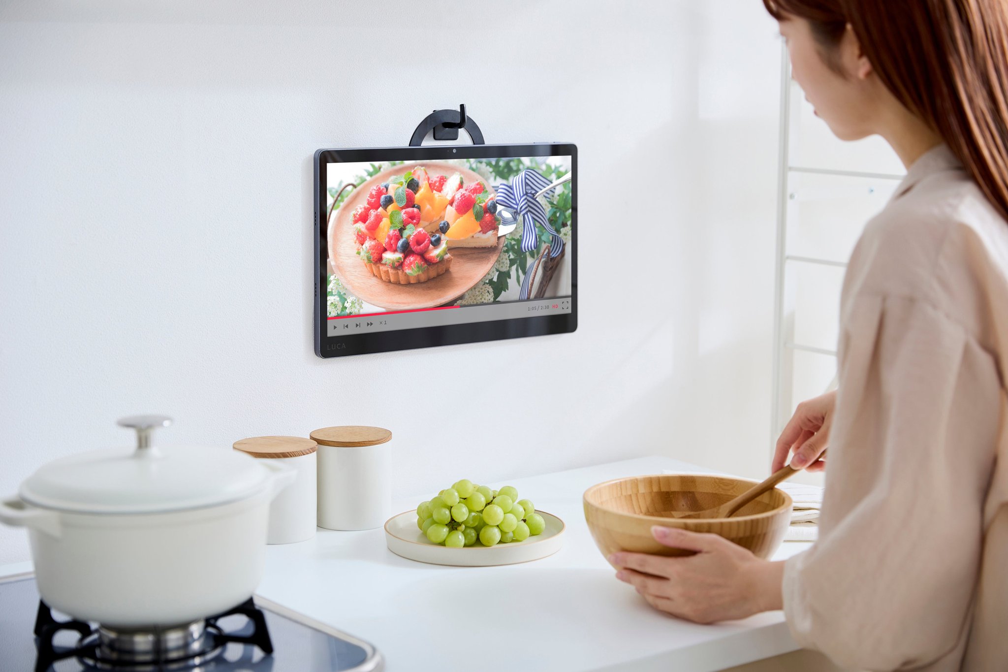 LUCA タブレットリングでキッチンの壁に掛けた使用例