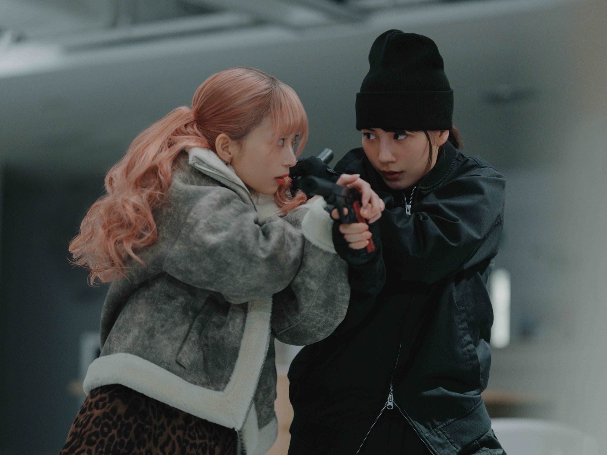 「アド」役の森川葵さんが銃を構える場面写真