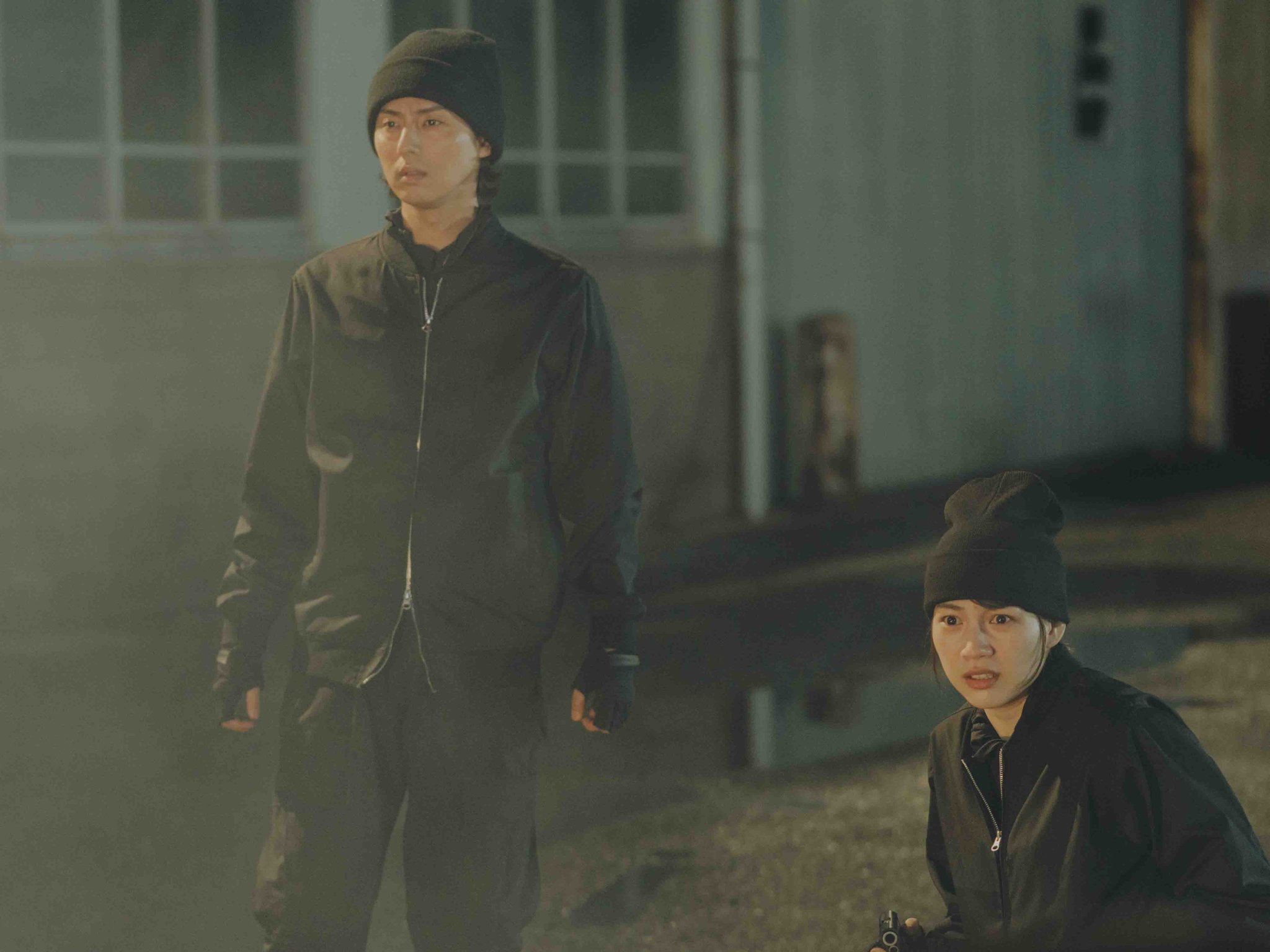 殺し屋業務中のカナコと桜井の場面写真