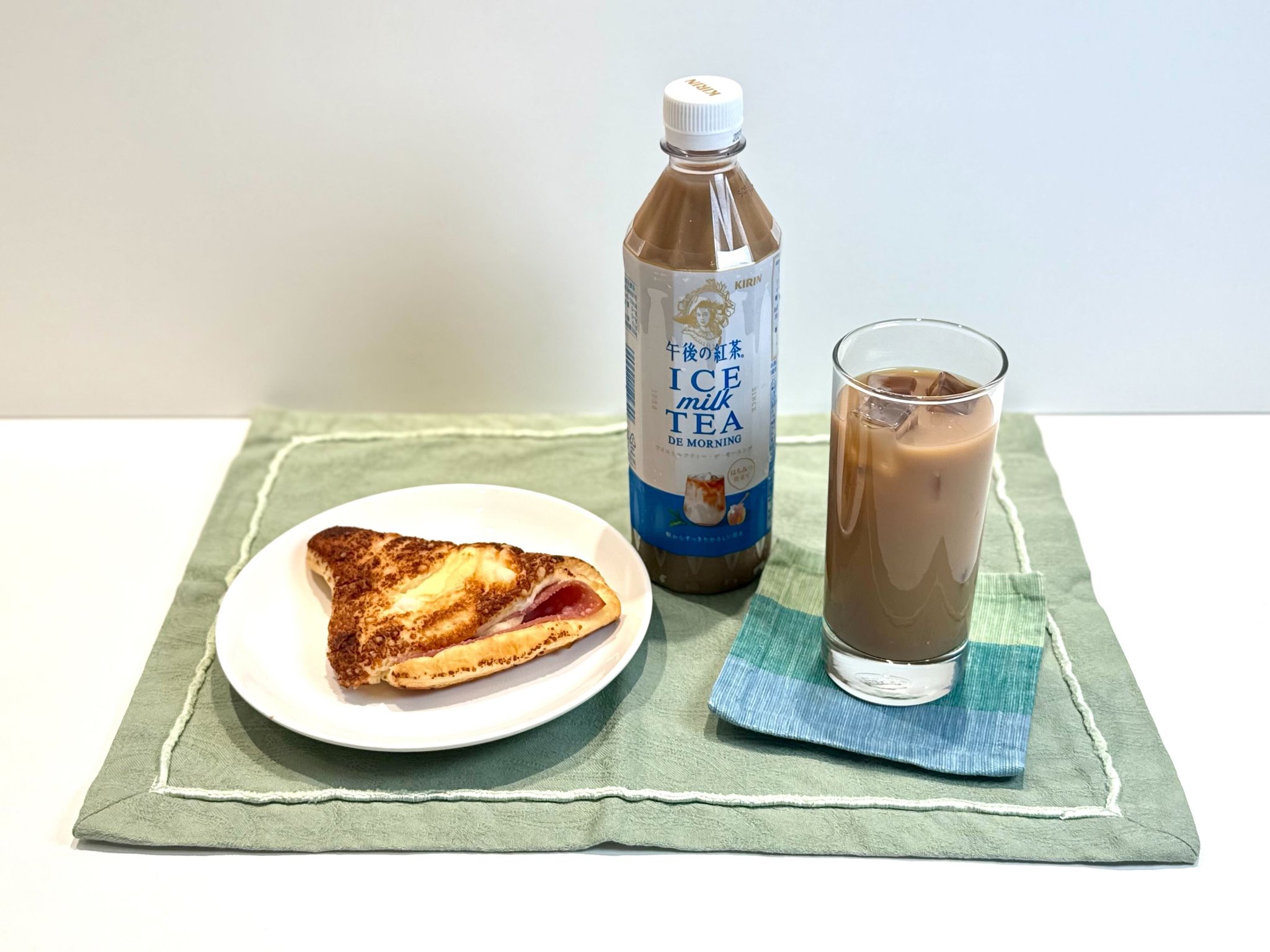 熟成チーズのハムデニッシュと午後の紅茶 アイスミルクティー デ モーニング