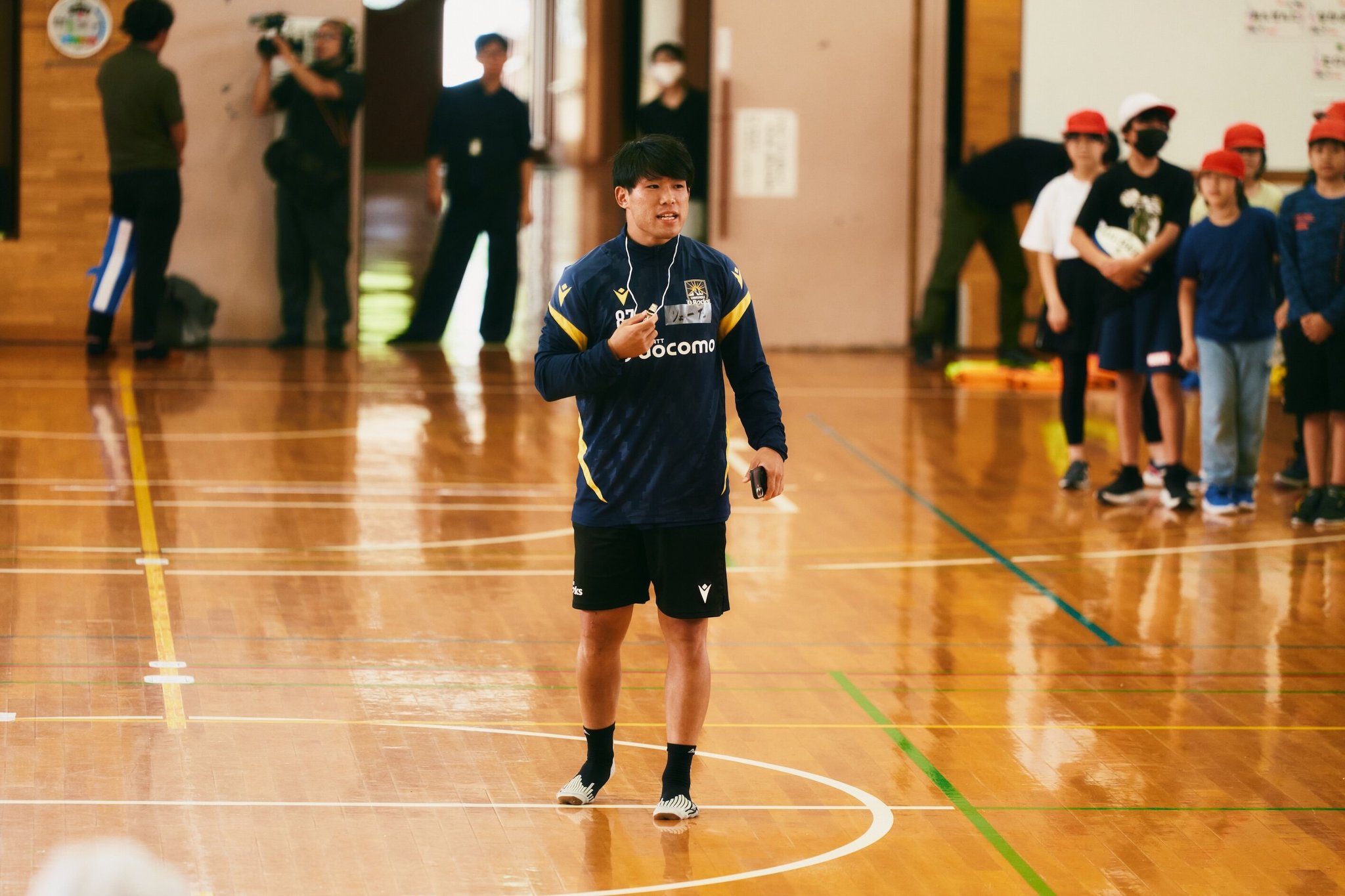 津別町立津別小学校の児童へ説明する浦安D-Rocksの選手