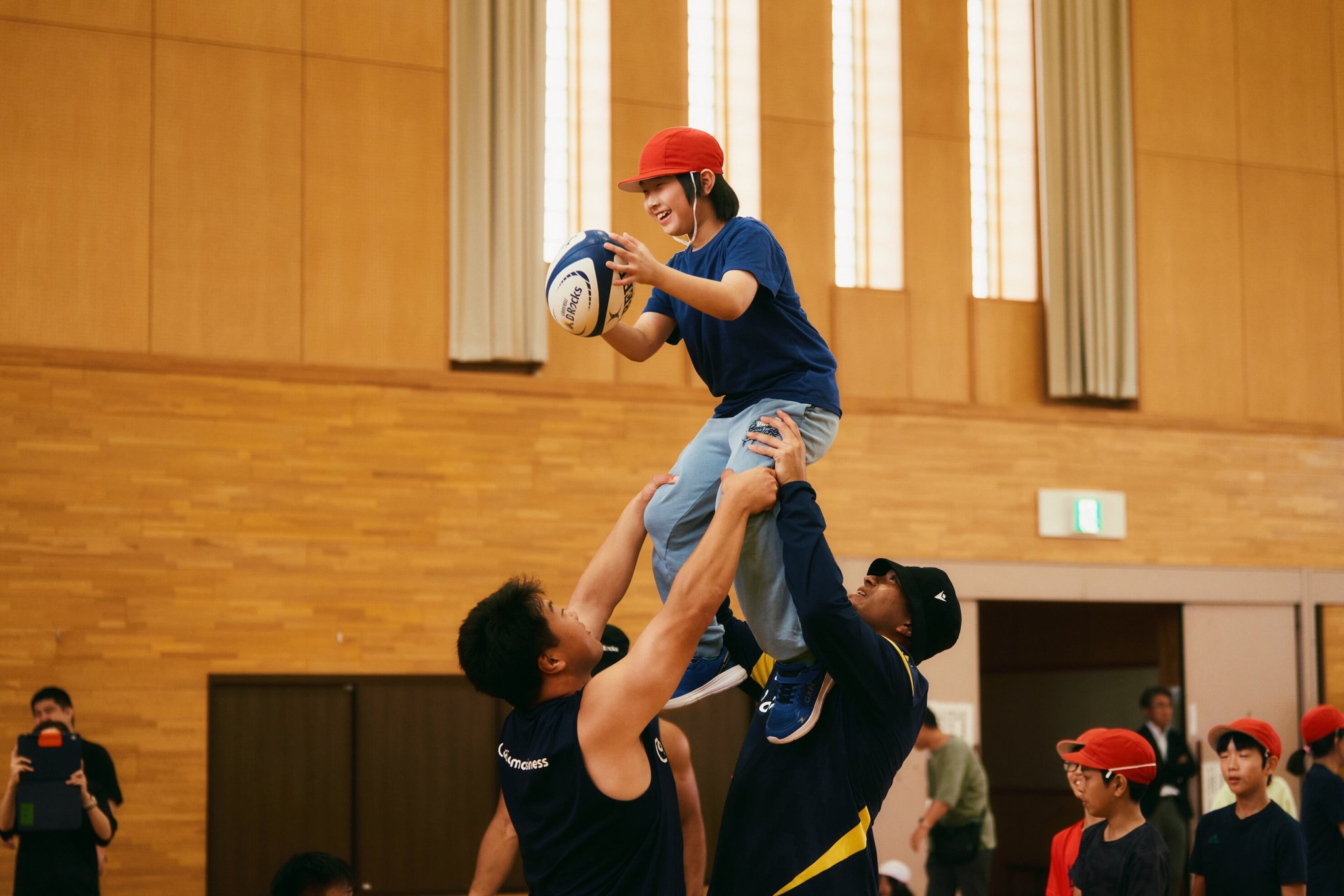 ラインアウトを体験する津別町立津別小学校の児童