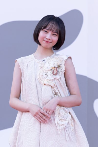 生成りドレスのアップカット