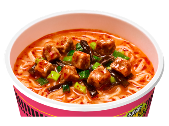 カップヌードル 辛豚 麺と具材
