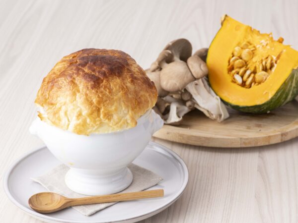 スモークサーモンとかぼちゃ、茸のポットパイ