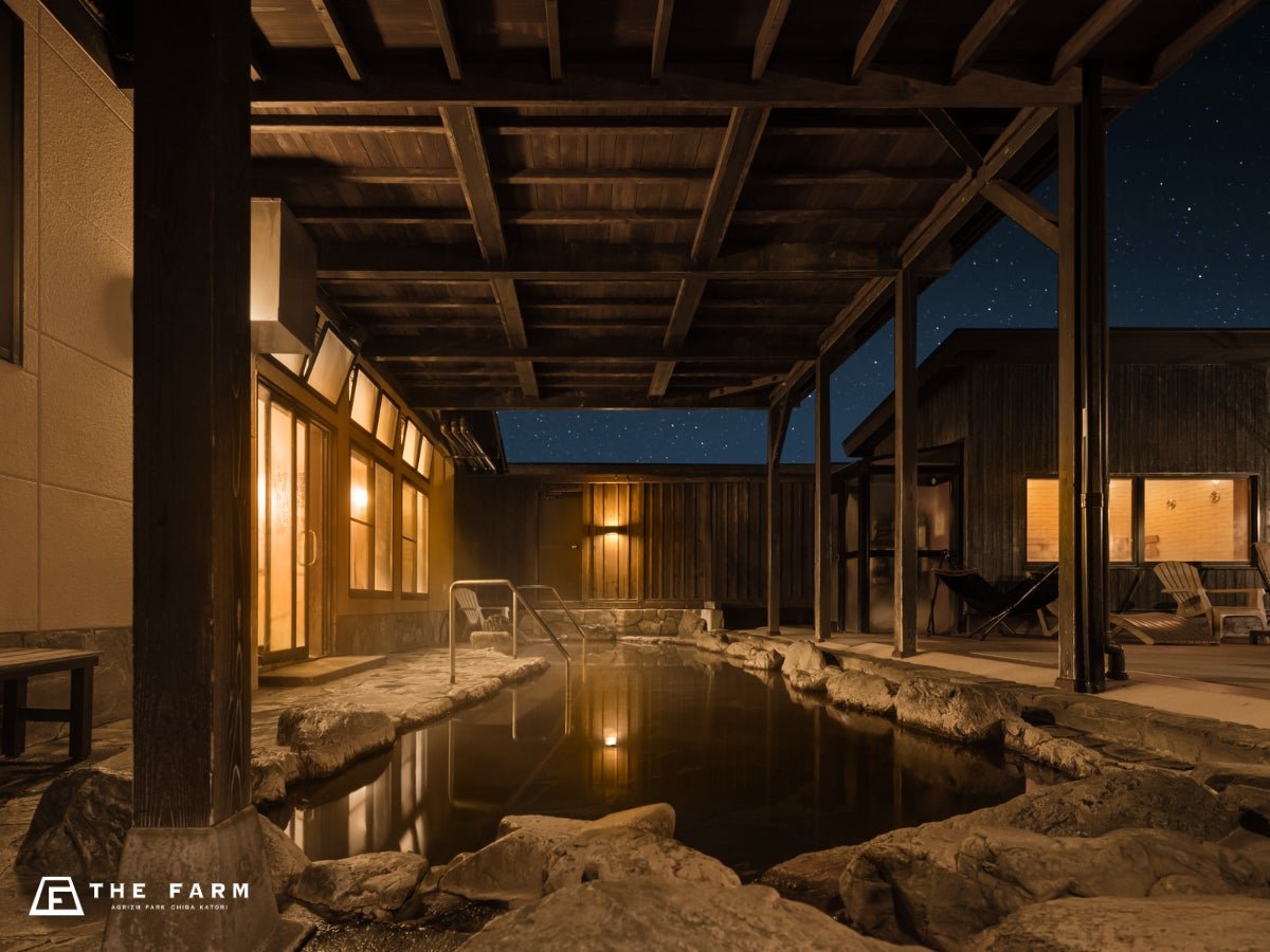 「おふろcafe かりんの湯」の星空の下の露天風呂