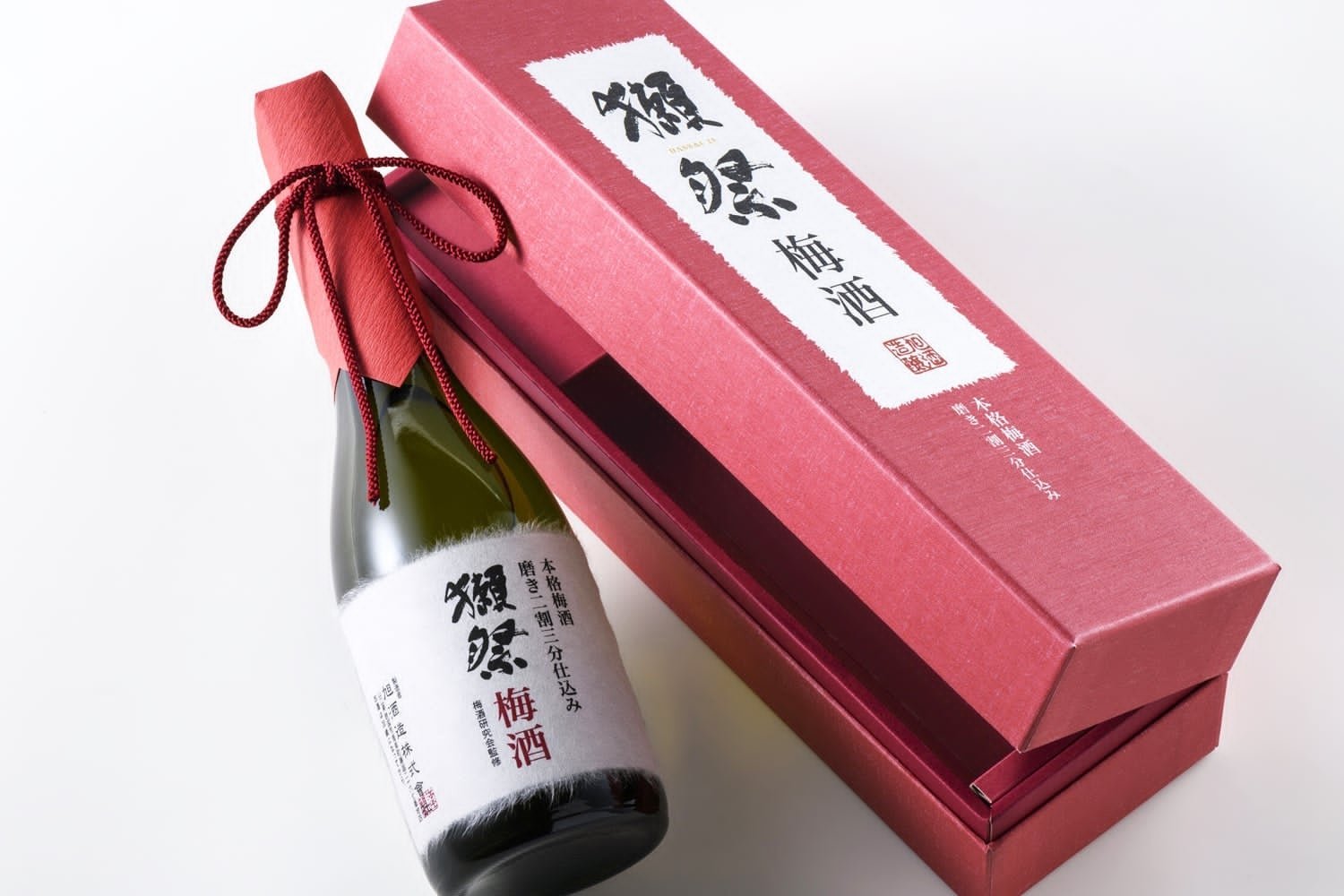 「獺祭 梅酒」のボトルとギフト箱