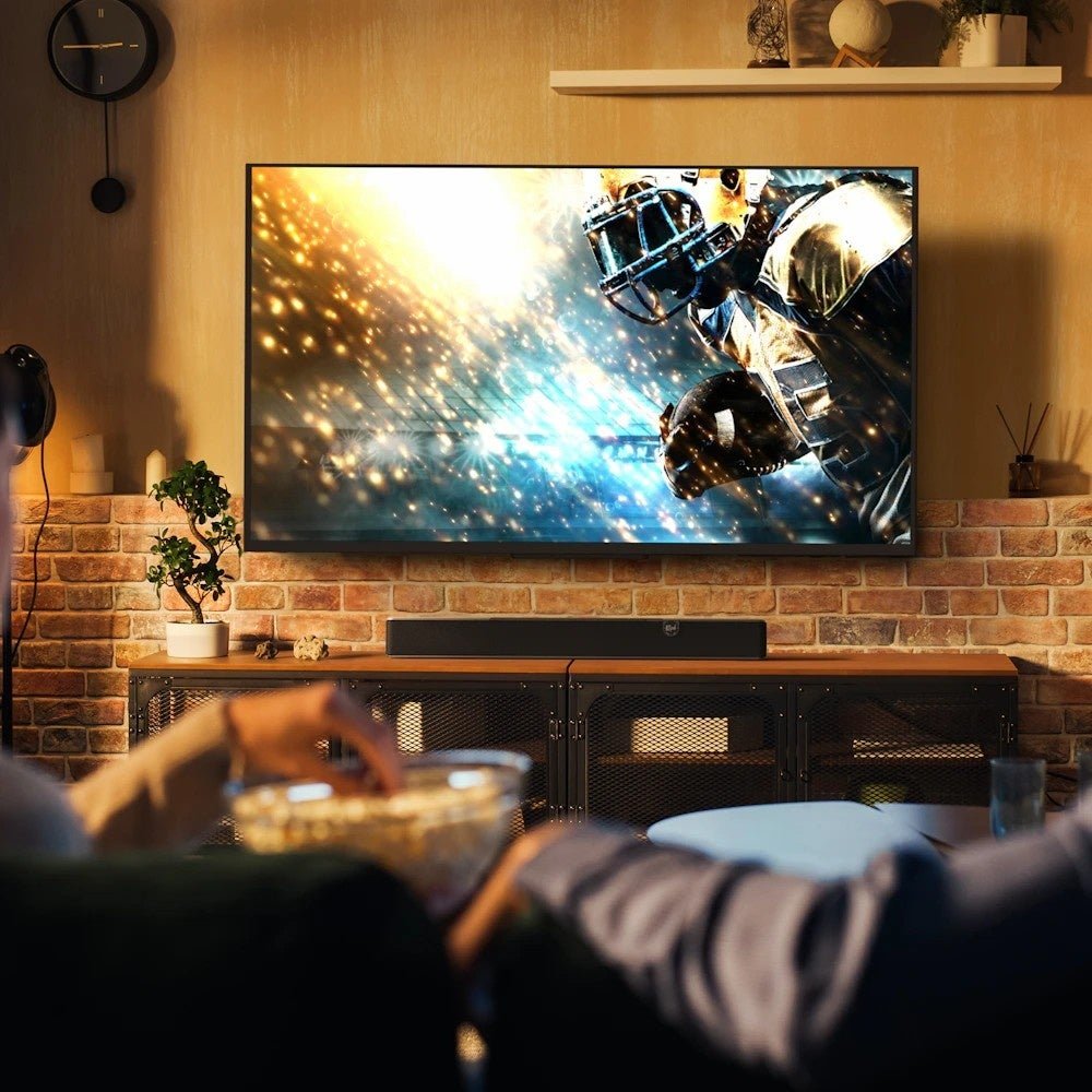 リビングで映画やゲームを楽しむ「Flexus CORE 100」