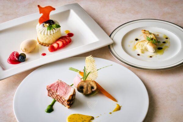 シェフ特製デザート・前菜・肉料理の盛り付け