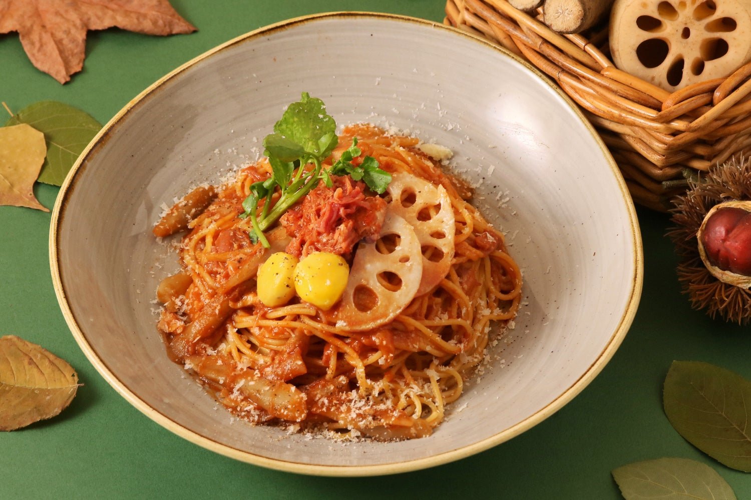 秋野菜とコーンポークのデミグラスパスタ