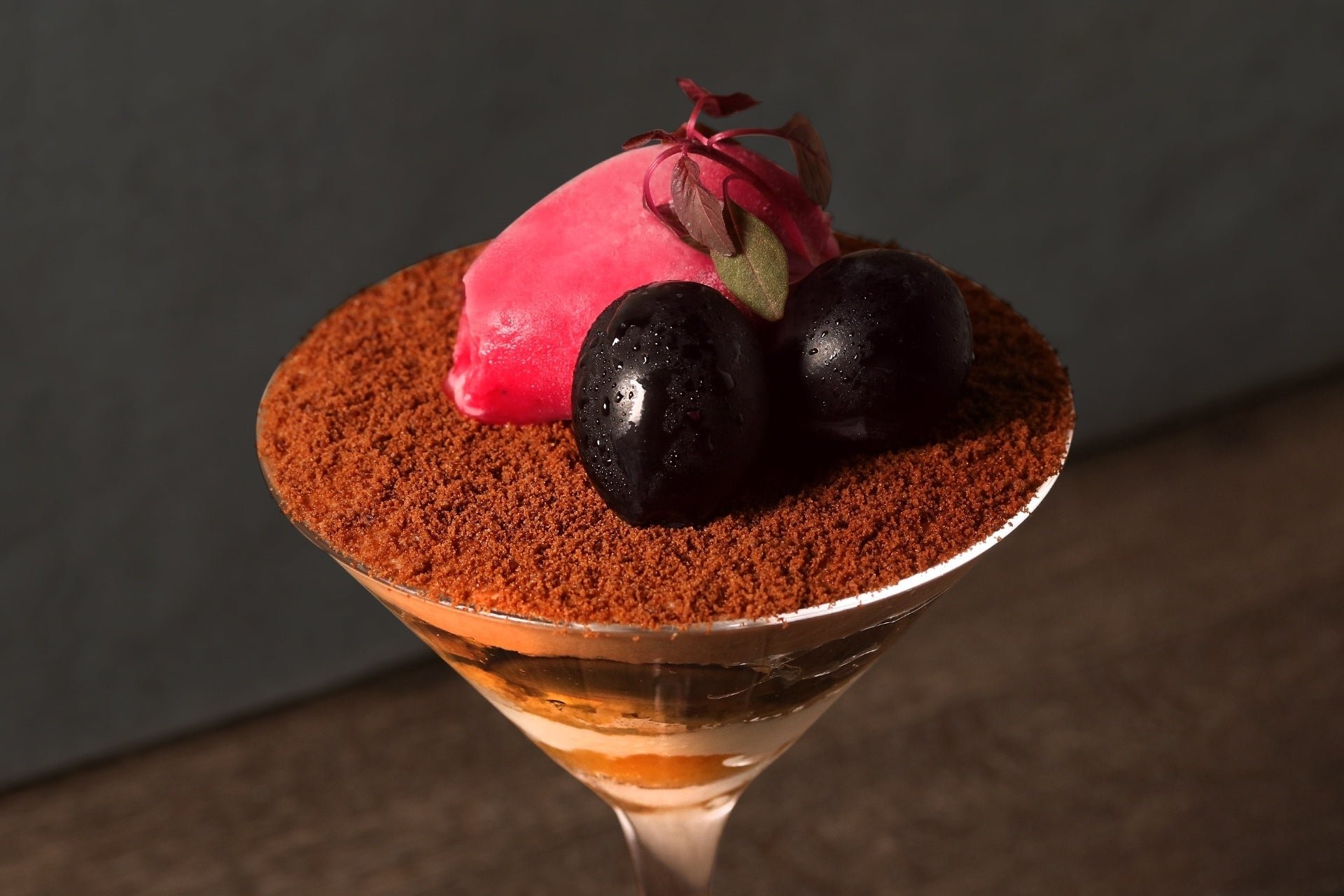 「parfait marron tiramisu -栗と葡萄のティラミスパフェ-」の層とトッピング