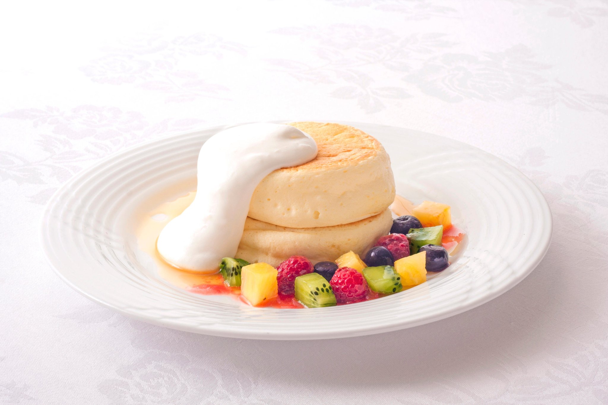 フォーシーズンのパンケーキとフルーツ