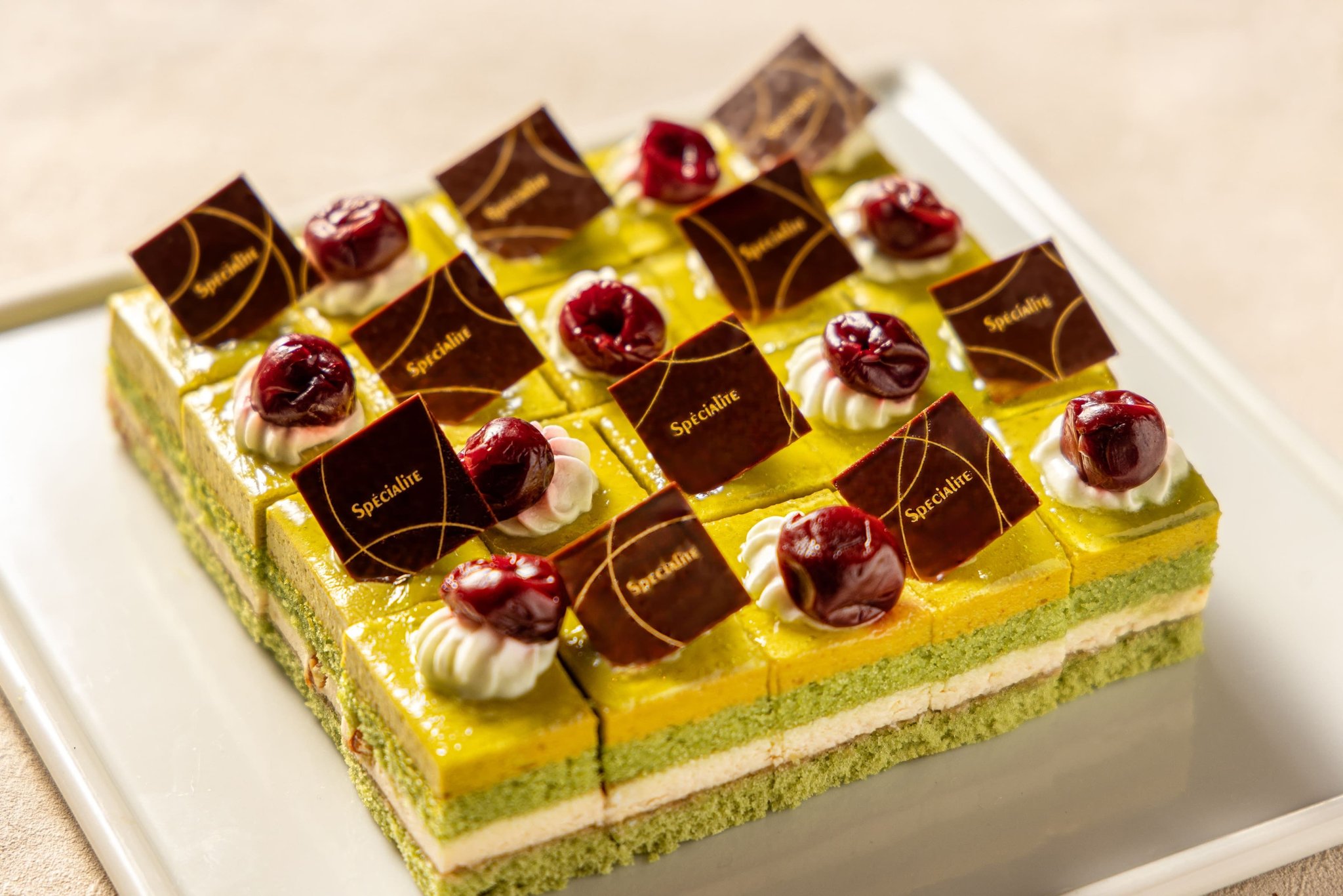 栗とクリームを重ねた角切りのスペシャリテケーキ