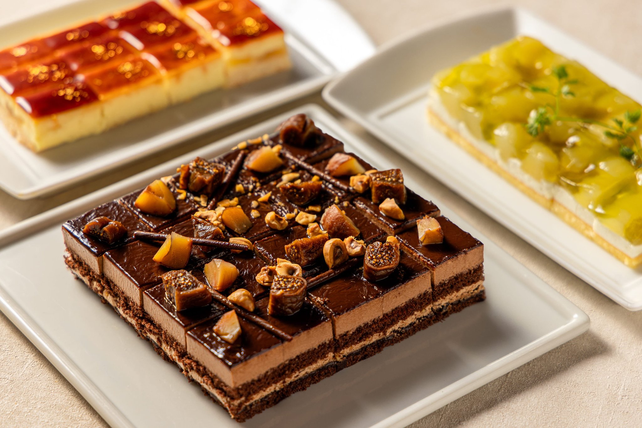 格子状にカットしたチョコレートケーキ