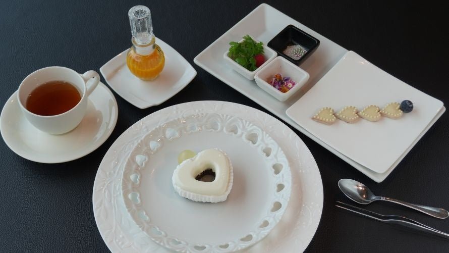 香水瓶をかたどった容器とハート形ケーキ