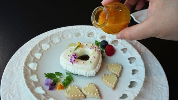 香水瓶モチーフのケーキを彩るデコレーション