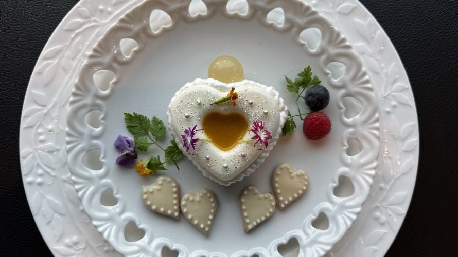 花やベリーで飾られたハート形ケーキ