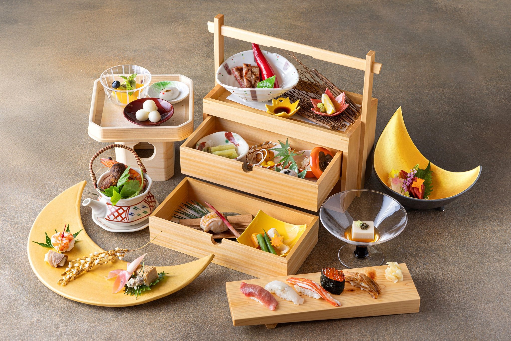 「お月見会席」の松茸土瓶蒸しや握り寿司などの料理
