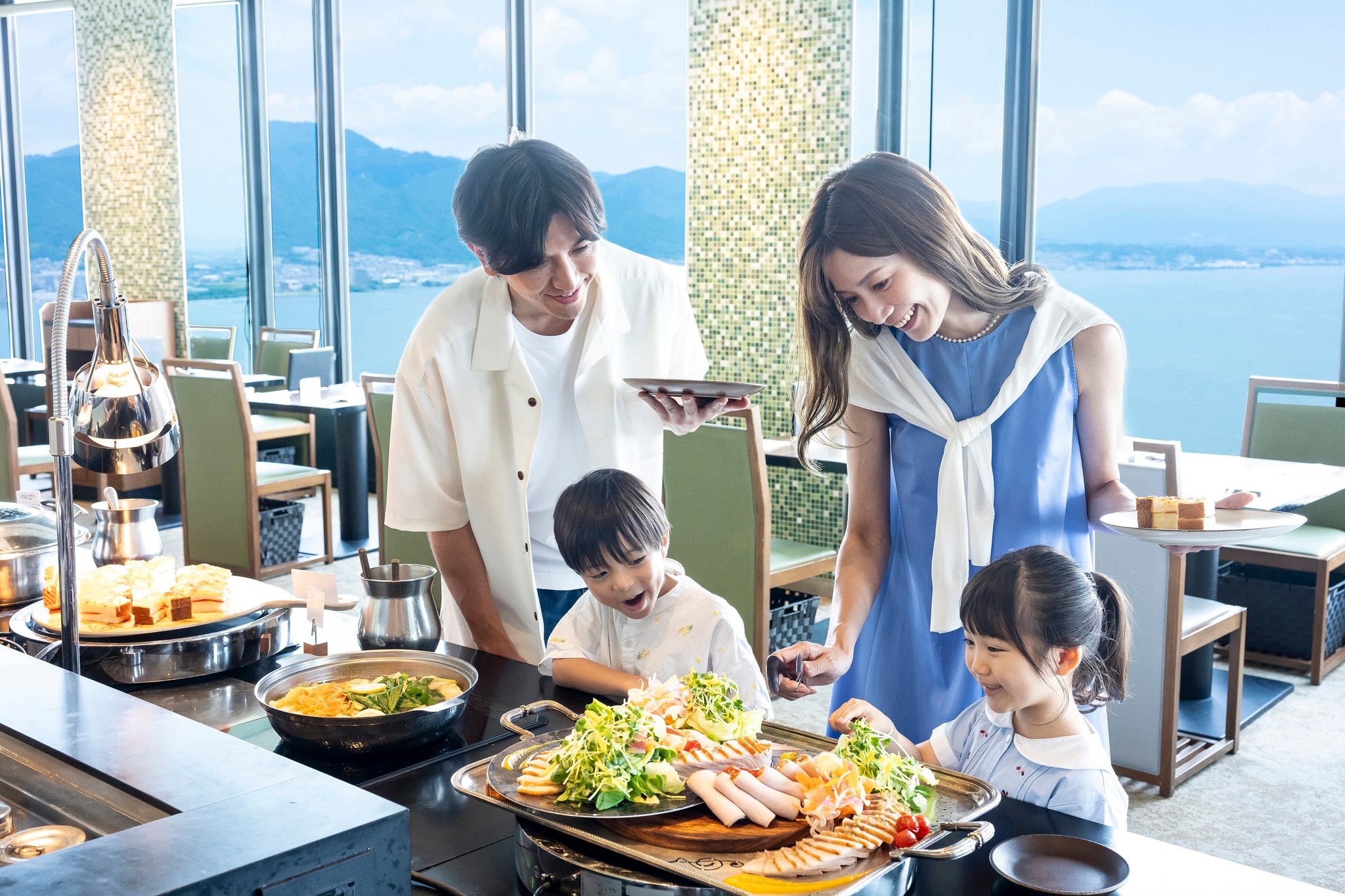 びわ湖大津プリンスホテルの三世代家族が楽しむブッフェ