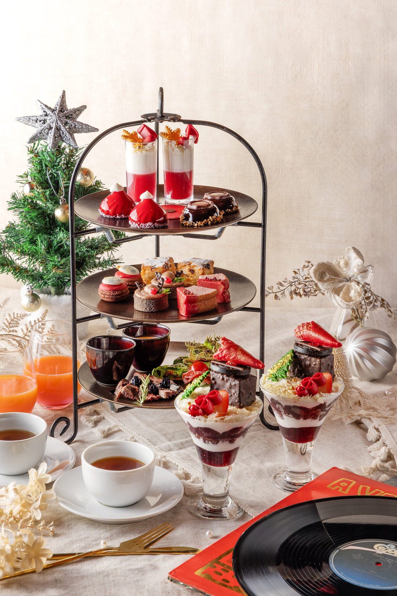 赤とチョコレート基調のクリスマス仕様3段スタンド