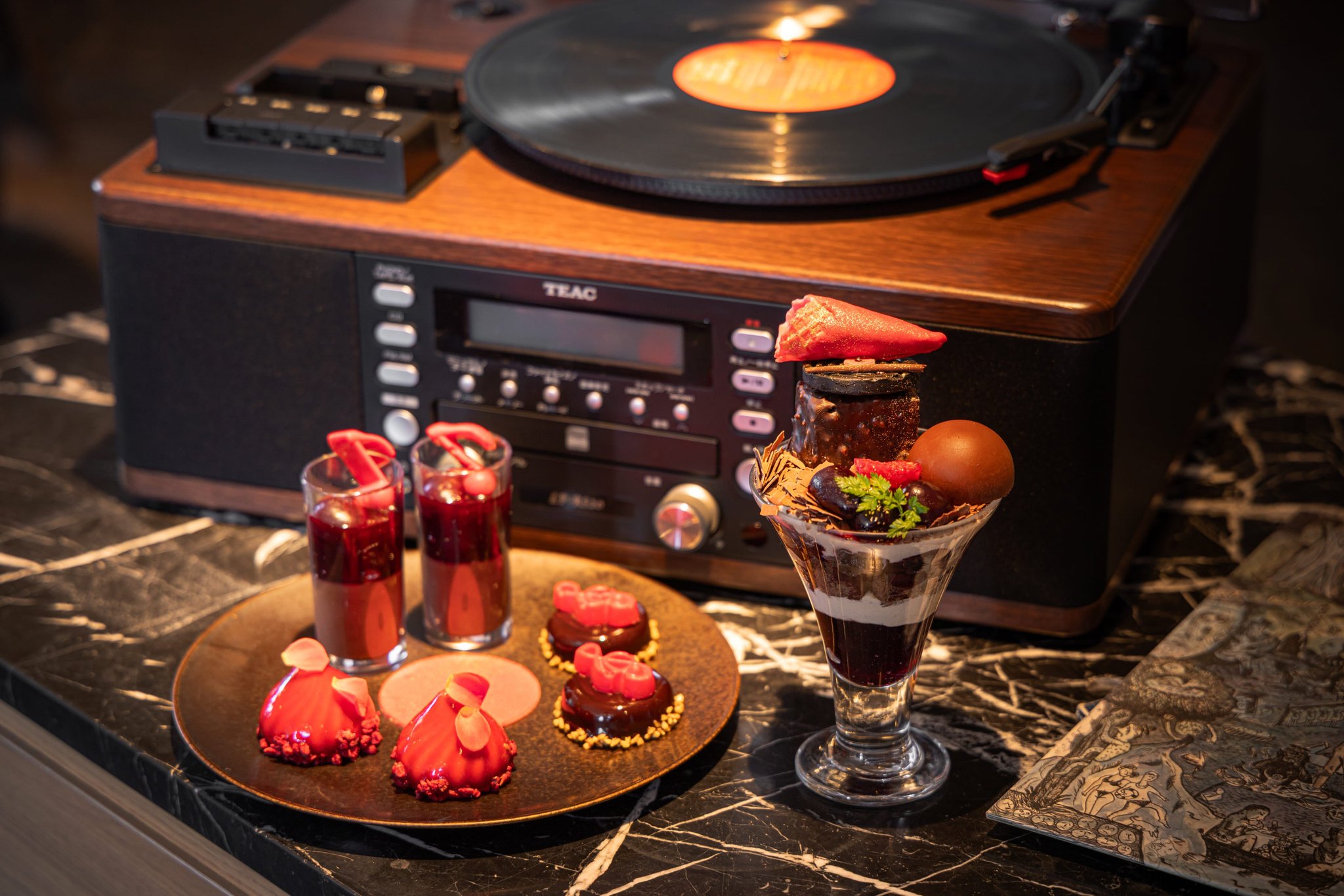 レコードプレーヤーとスイーツを並べた演出カット