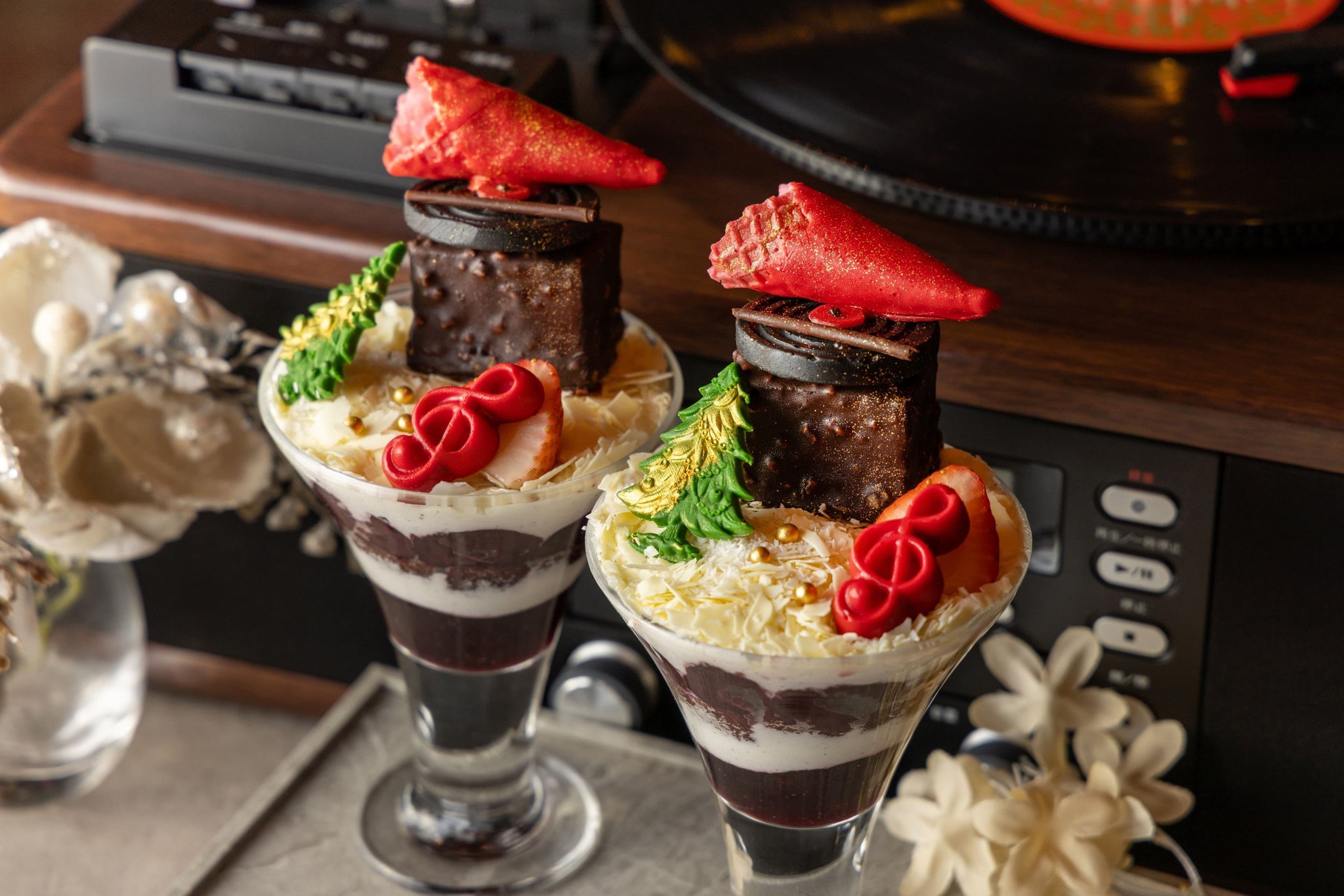 レコード型チョコレートの造形を写したパフェのディテール
