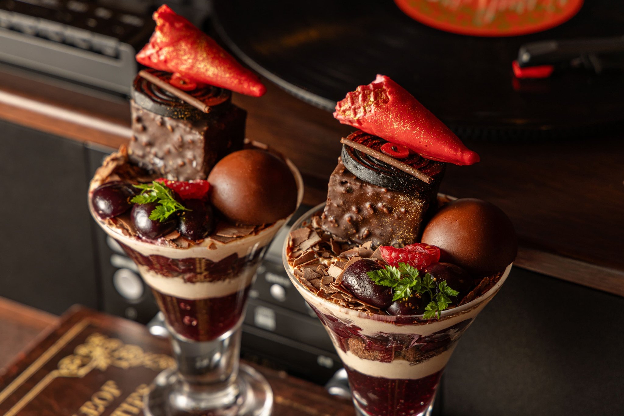 レコード盤モチーフのチョコレートを飾ったフォレノワール風パフェ