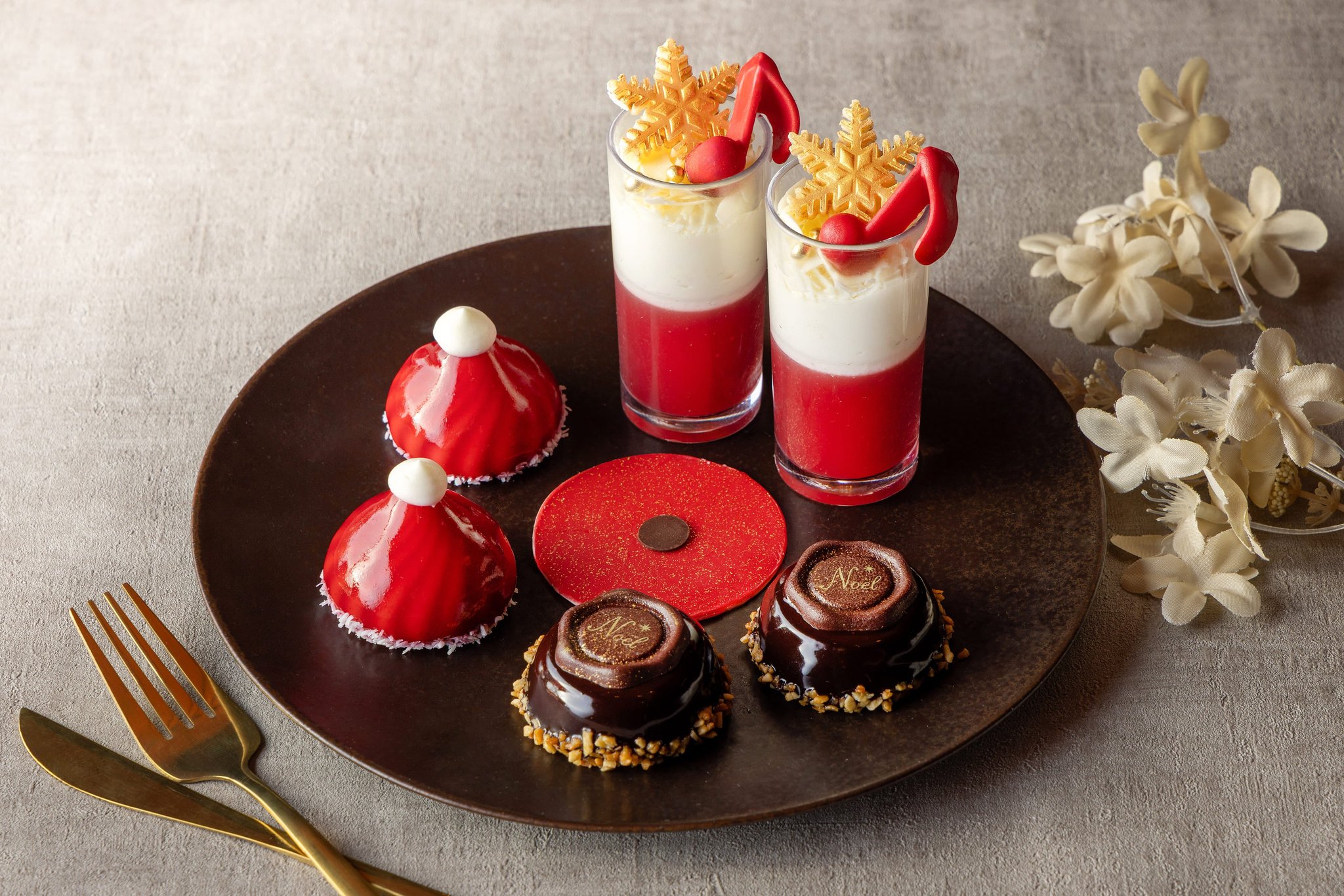 サンタ帽型ムースとNoel刻印のチョコレートケーキ