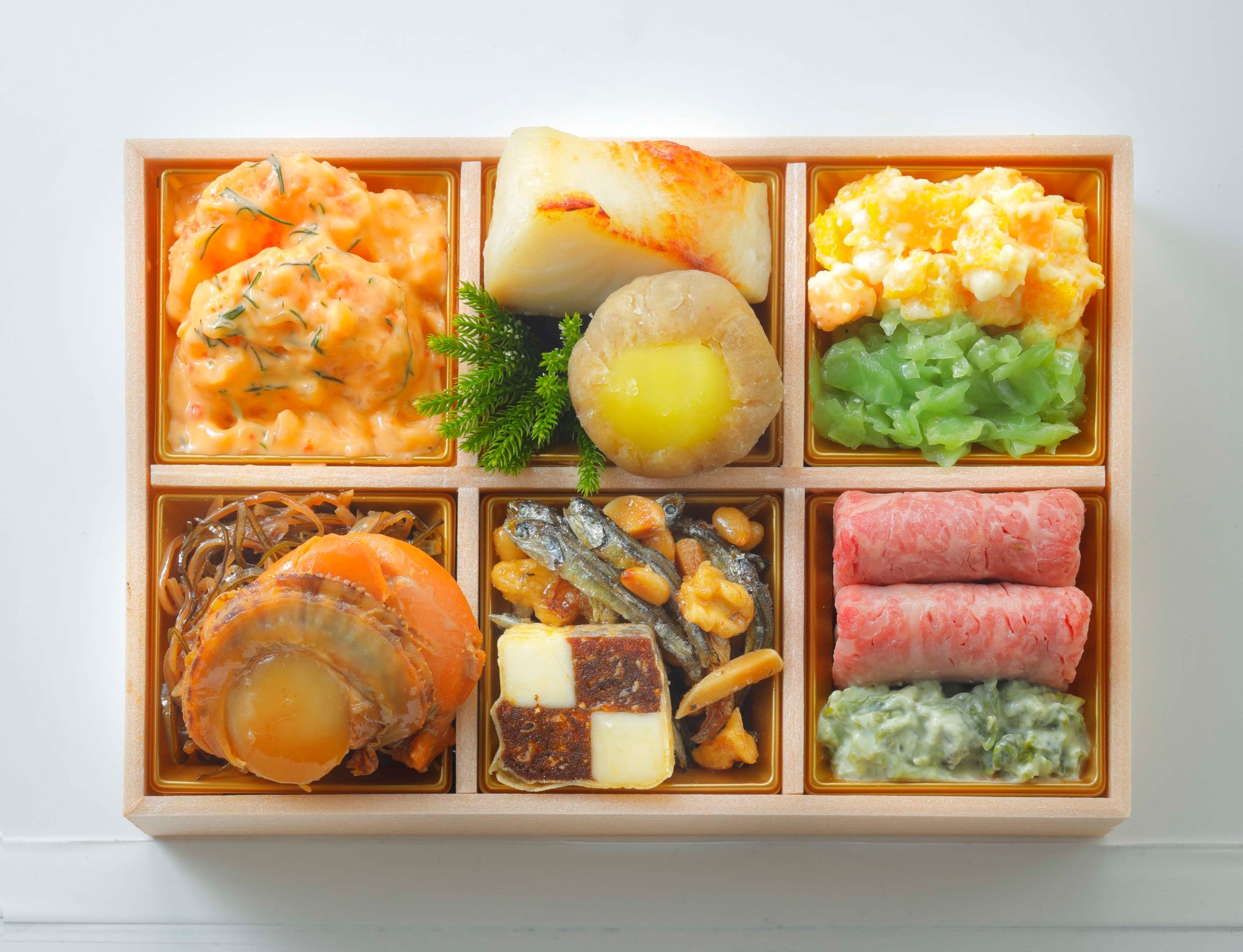 6区画に盛り付けられたおためしおせちの中身