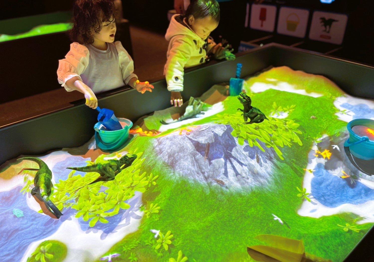 海や火山が現れる未来の砂遊び!イベント期間中のみ、秋だけのおいも掘り体験が出現する