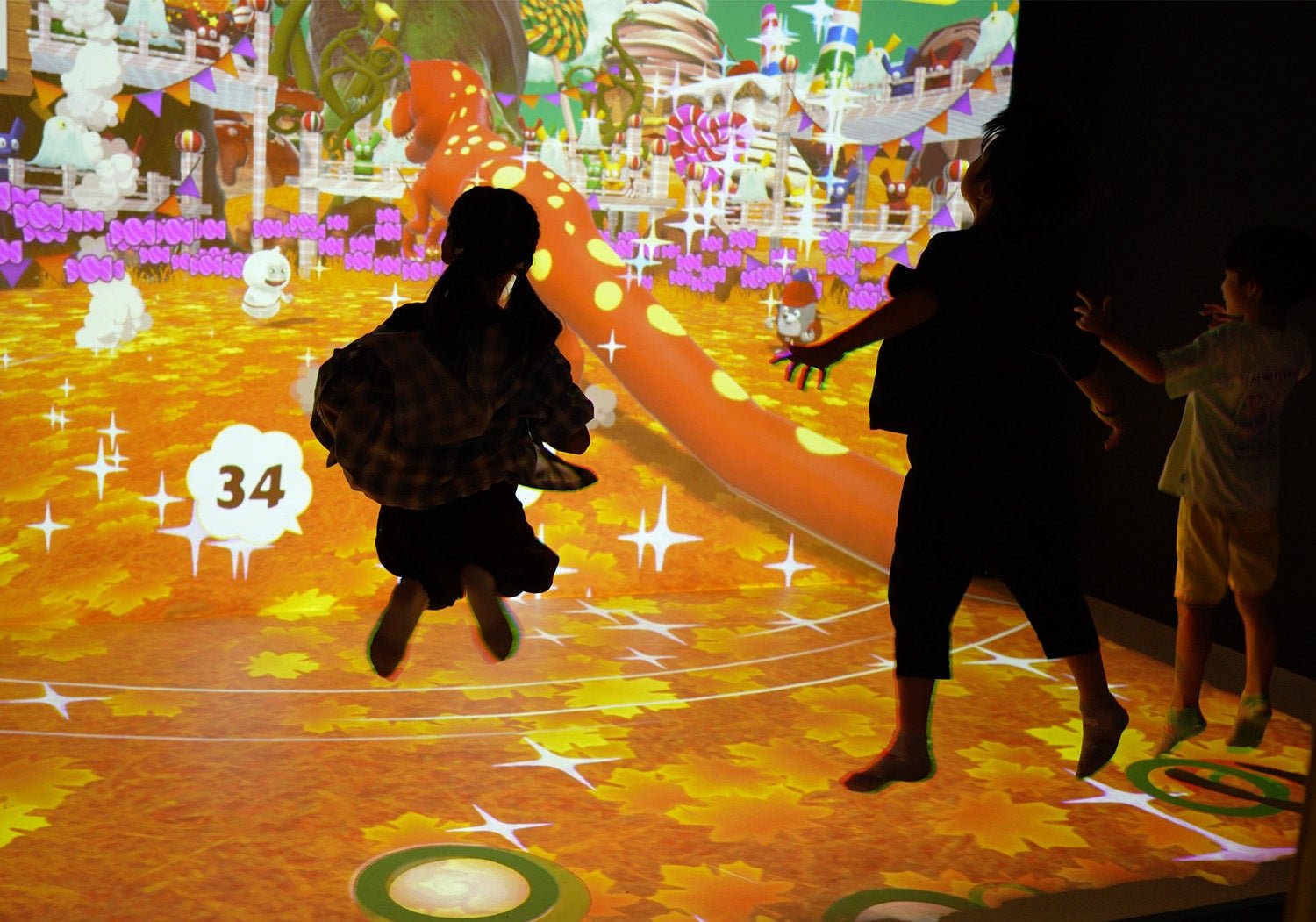 ■デジタル空間でハロウィンを楽しもう!イベント対象アトラクション / 恐竜のしっぽで大縄跳びができる「ディノジャンピング」ではステージが落ち葉でいっぱいに!