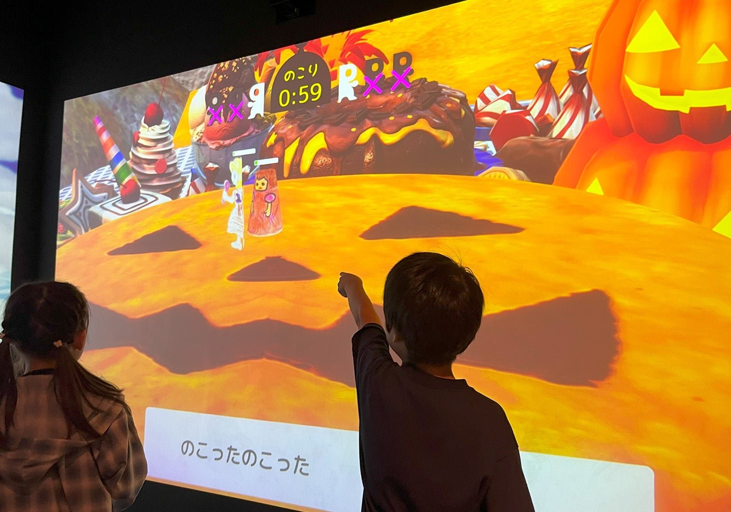 ■デジタル空間でハロウィンを楽しもう!イベント対象アトラクション / デジタル紙相撲「ペーパーリキシ」のステージがハロウィンバージョンに!空からお菓子が降って来る!?