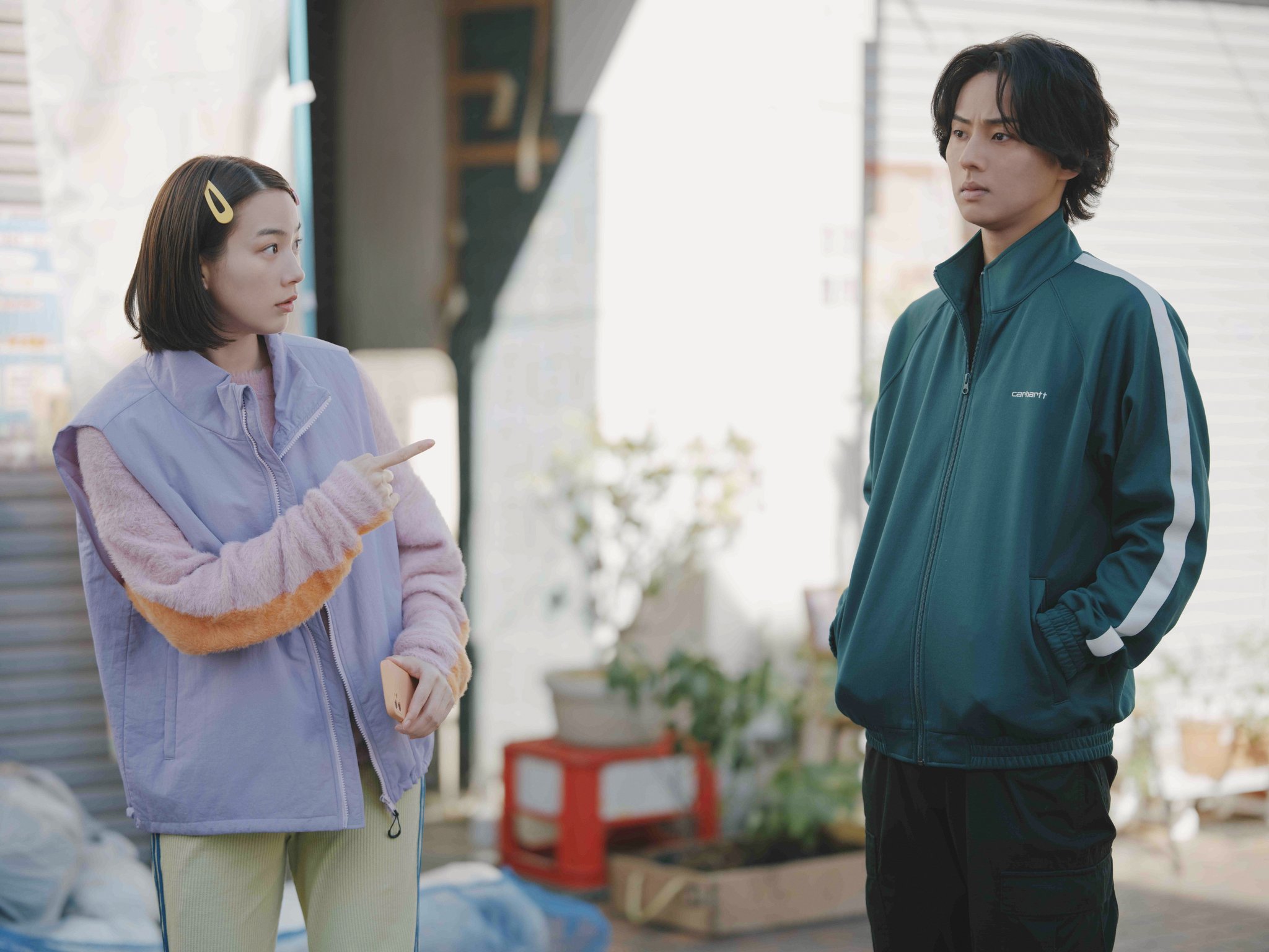 街中でやりとりするカナコと桜井の場面写真