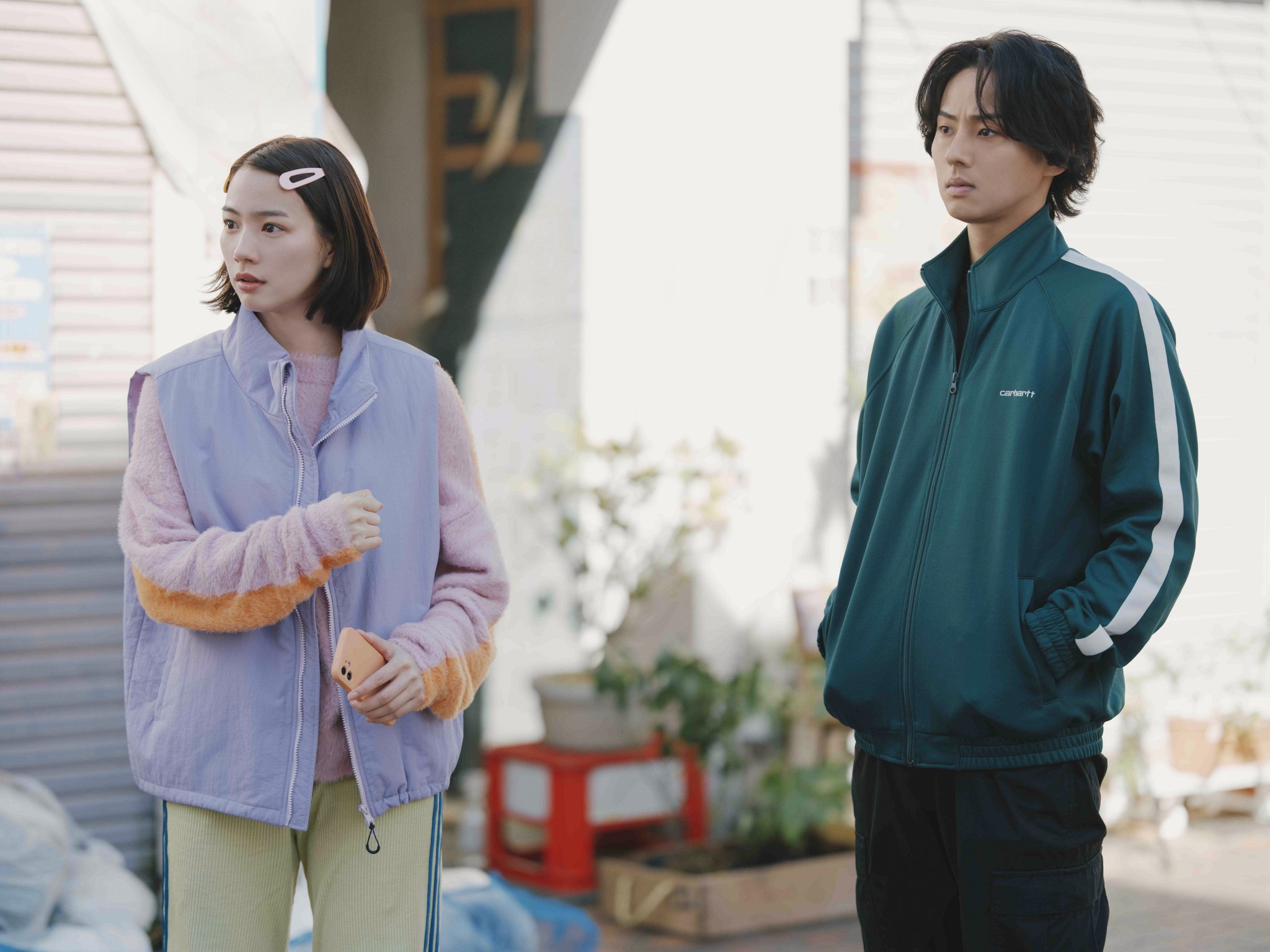 街中でやりとりするカナコと桜井の場面写真(別カット)