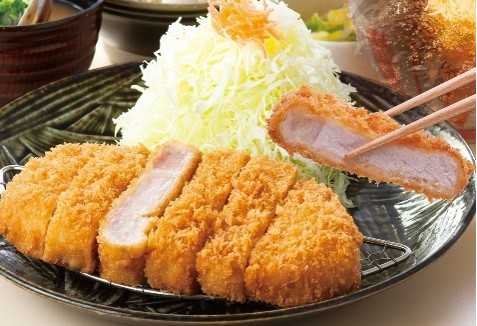 ロースかつ定食の盛り付け