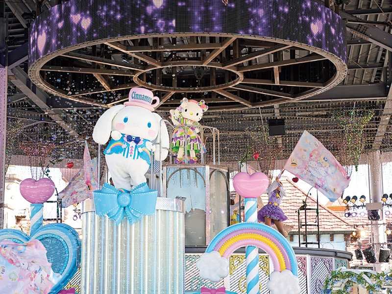 フロート上のシナモロールとキャラクターたち