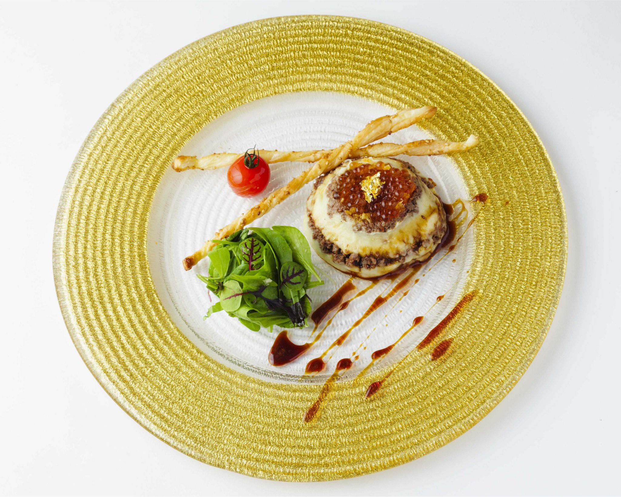 フォアグラといくらのパルマンティエ 醤油とバルサミコのソース 金箔添え（HAL YAMASHITA 東京）