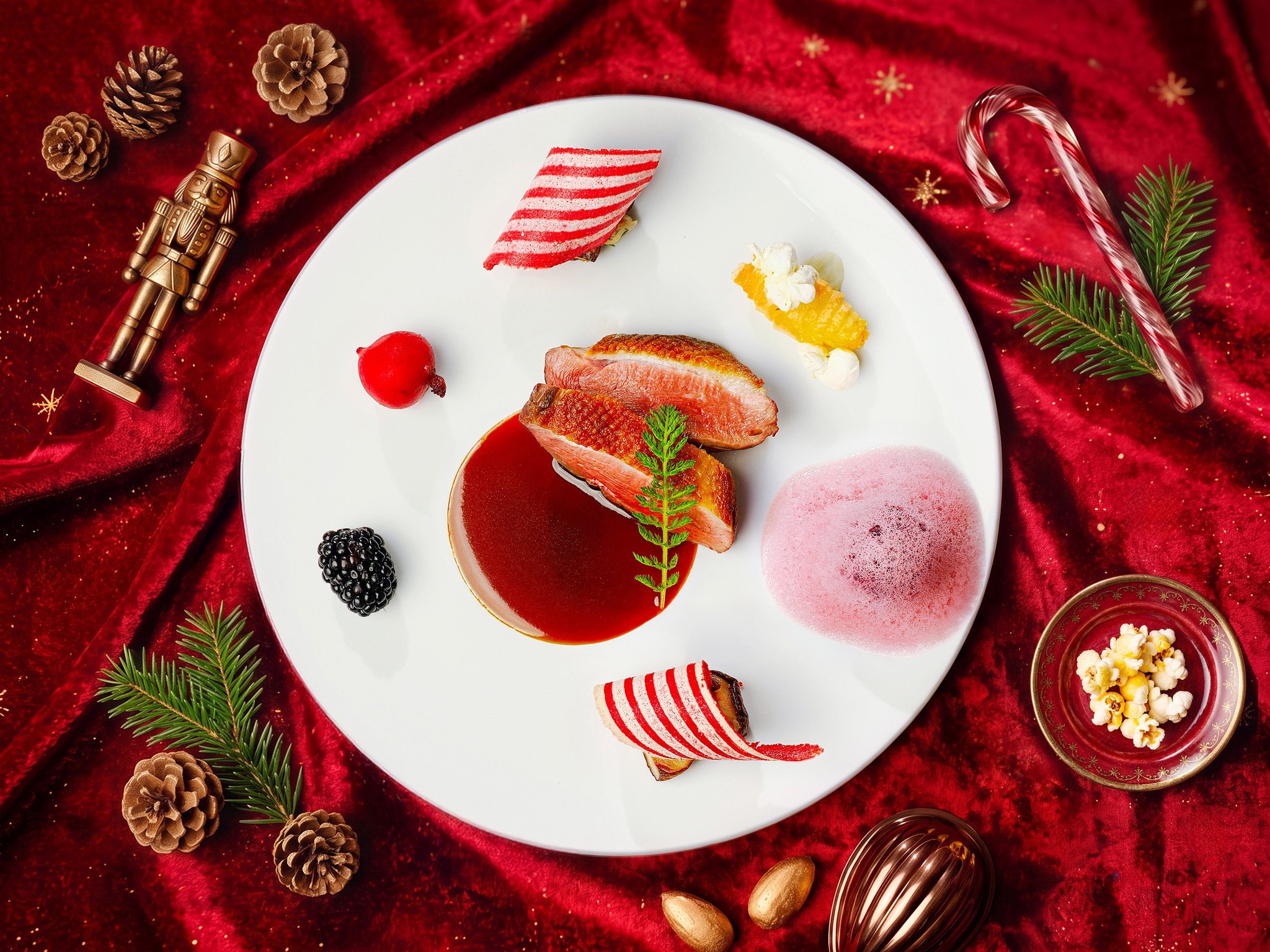 キャンディーケーンを添えた肉料理「お菓子の国の祝宴」
