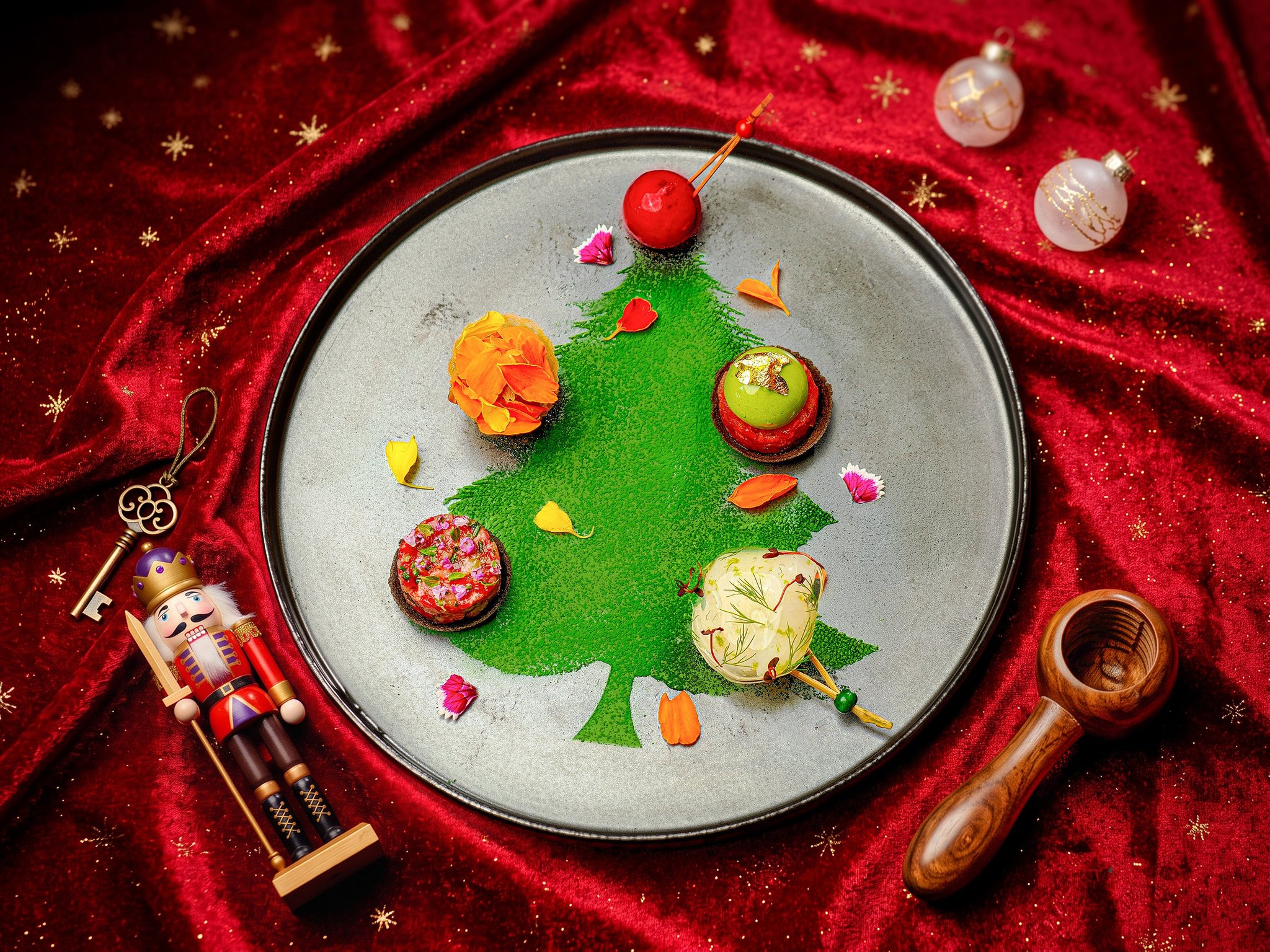 クリスマスツリー形に盛り付けたアミューズブッシュ「夢の幕開け」